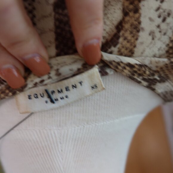 $225 Equipment snakeskin print 100% silk short sleeve shirt top XS beige/brown - Picture 13 of 15